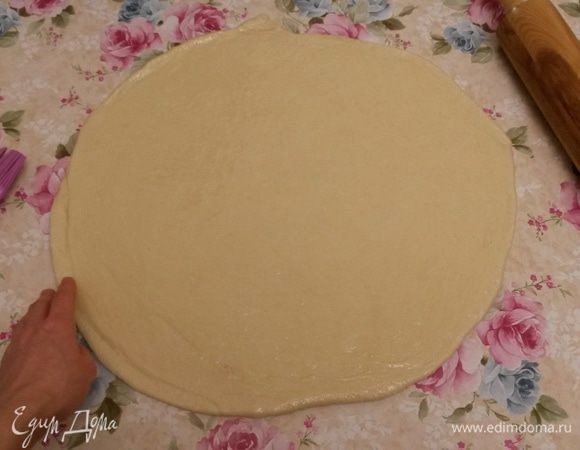 Полученную стопку раскатываем в лепешку диаметром 40 см. Разрезаем лепешку как пиццу на треугольники на 10-12 частей. Удобнее это делать ножом для пиццы.