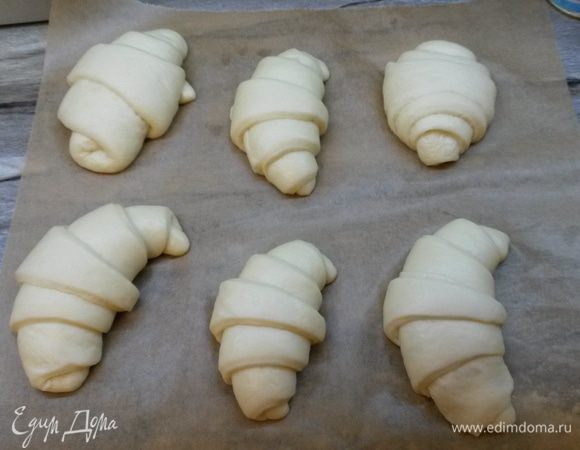 Накрываем полотенцем и оставляем на расстойку на 1-1.5 часа. За это время круассаны должны хорошо подняться.
Выпекаем при температуре 180°C 20-25 минут до золотистого цвета.
Приятного аппетита!