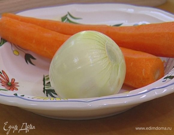 Морковь, репчатый лук и чеснок почистить.