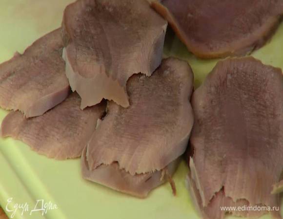 Готовый язык, сняв кожу, нарезать тонкими ломтиками.