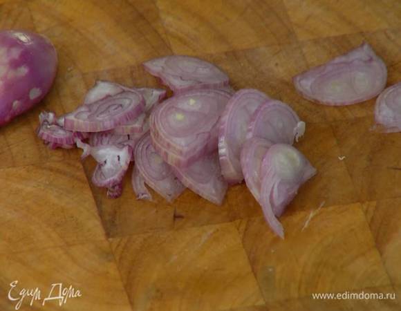 Лук-шалот почистить и нарезать тонкими кольцами.