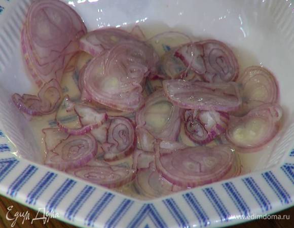 Из лимона выжать сок, залить им шалот и дать луку замариноваться.