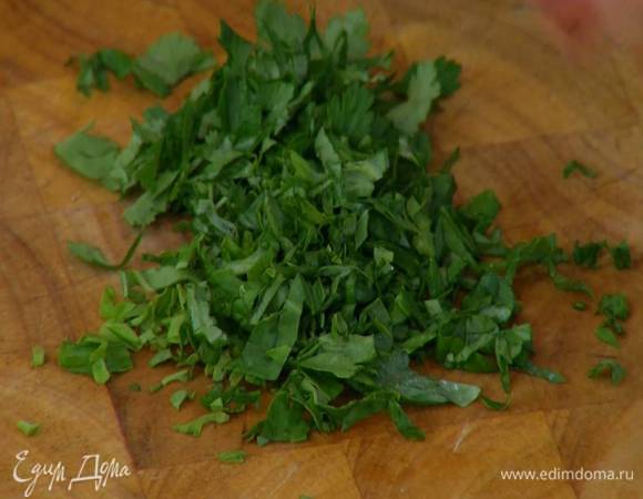 Базилик и кинзу мелко порубить.