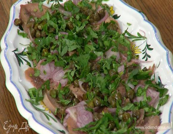 Обжаренные каперсы вместе с маслом выложить на язык и посыпать оставшейся зеленью.