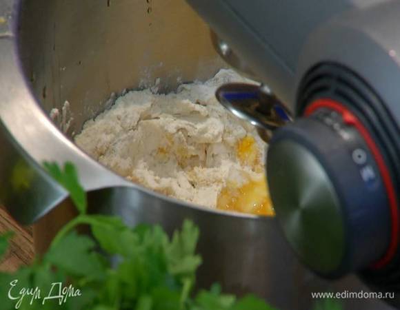 Приготовить тесто: в чаше комбайна соединить муку, куркуму, 4 яйца и 4 желтка, влить оливковое масло Extra Virgin и вымешать насадкой для теста.