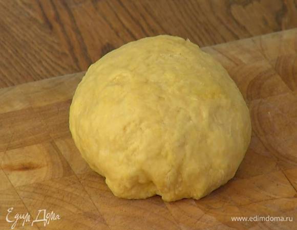 Когда тесто станет однородным, сформировать из него шар, завернуть в пищевую пленку и отправить на полчаса в холодильник.