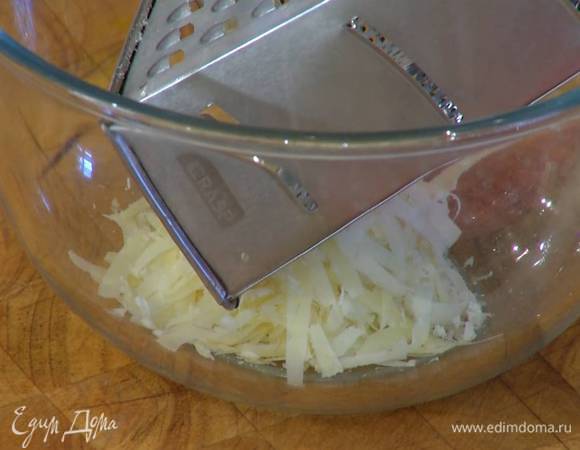 Сыр натереть на крупной терке — должны получиться 3–4 ст. ложки.