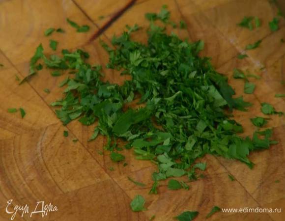 Петрушку мелко порубить.