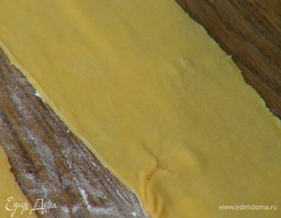 Отдохнувшее тесто выложить на рабочую поверхность, присыпанную мукой, и раскатать его в очень тонкий пласт (можно использовать машинку для раскатывания теста).