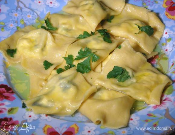 Готовые равиоли сбрызнуть оставшимся оливковым маслом.