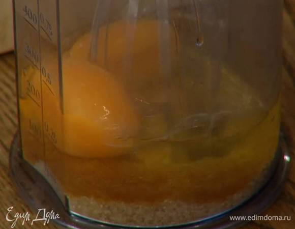 Яйца с сахаром взбить блендером с насадкой-венчиком в светлую массу.