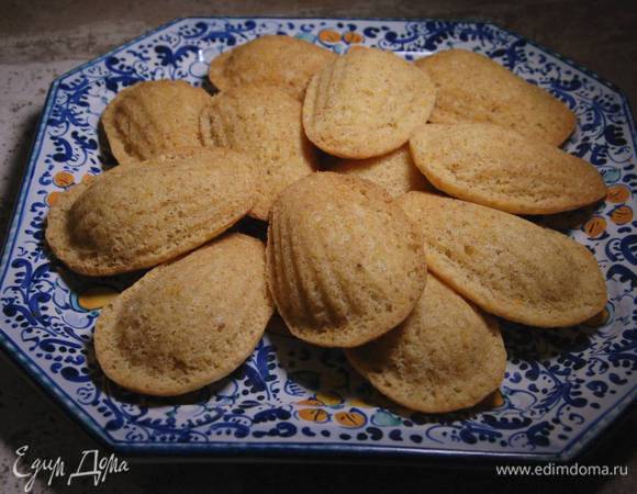 Готовое печенье остудить, затем вынуть из формочек.