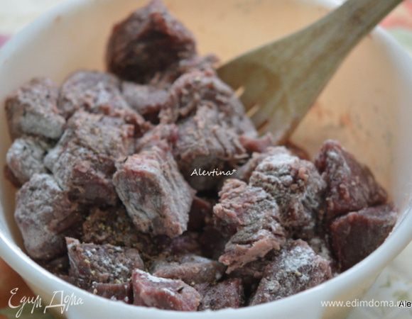 Говядину кубиками обвалять в муке с солью и черным перцем. 
Овощи нарезать.