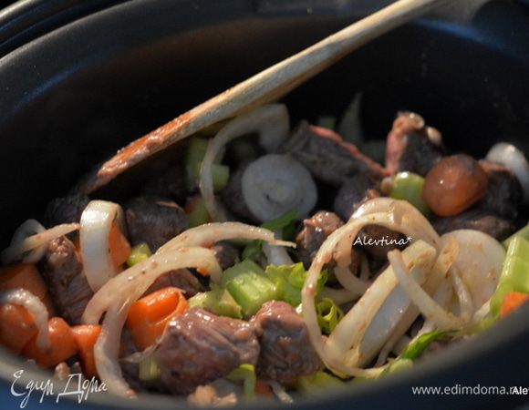 Обжарить на оливковом масле чеснок примерно 1 минуту. Добавить затем мясо с мукой и обжаривать до коричневого цвета со всех сторон. Переложить все в медленноварку с овощами нарезанными.