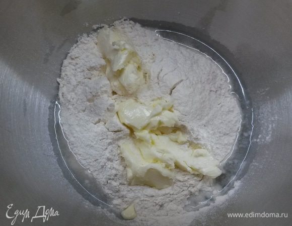 Готовим тесто для булочек. В теплой воде разводим сахар и дрожжи. Добавляем  яйцо, просеиваем муку, добавляем соль и сливочное масло комнатной температуры. Вымешиваем тесто в течение 5 минут.