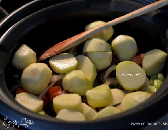 Добавить в медленноварку картофель очищенный и нарезанный.