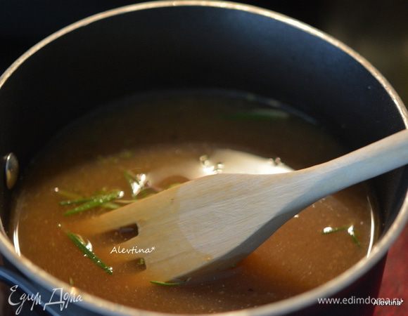 Вылить на сковороду мясной бульон, горчицу, сахар и соусы, розмарин свежий 1 ст. л. и тимьян. Готовим 2-3 минуты или до растворения сахара и полного смешивания. Перелить это все в медленноварку. Добавить розмарин по желанию.