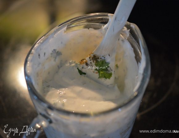 Зелень нарезать. Смешать все для соуса. Йогурт можно заменить на сметану.