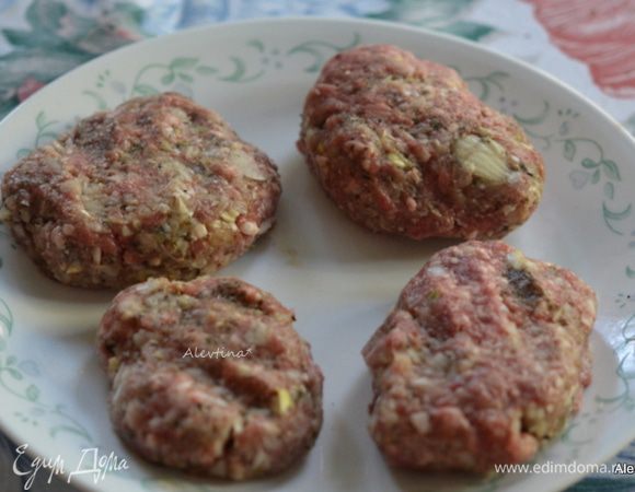 Сформировать из фарша котлеты.