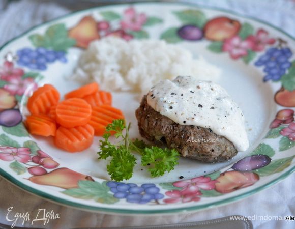 Подавать горячими под смешанным готовым соусом с гарниром и овощами. Приятного аппетита.
