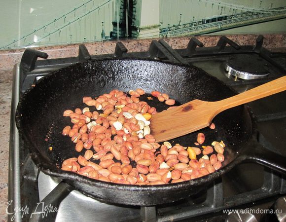 Арахис обжарить и очистить от шелухи.