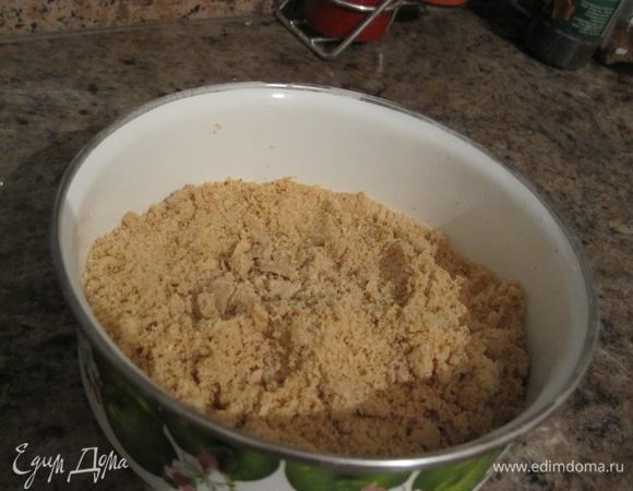 Обжаренный арахис измельчить в кофемолке или блендере.