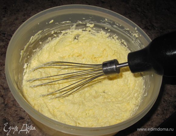 Размягченное масло взбить с сахаром до получения кремообразной массы.