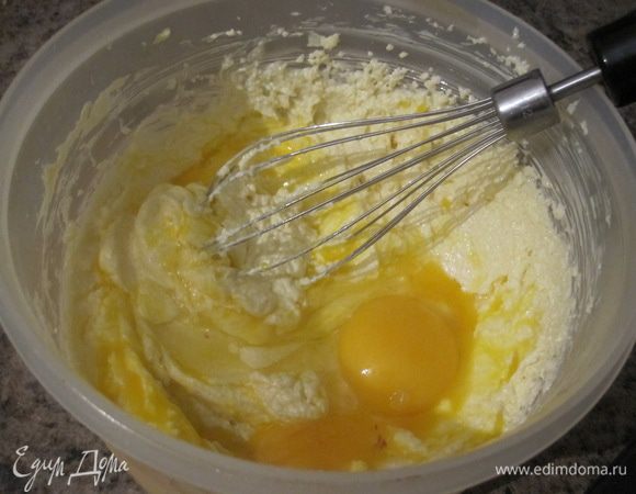 Добавить 1 целое яйцо + 1 желток, хорошо перемешать.