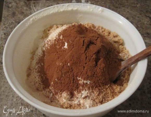 В отдельной миске смешать муку, измельченный арахис, соль, какао-порошок и разрыхлитель.