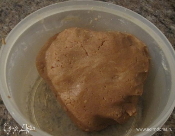Всыпать полученную сухую смесь в смесь масла, сахара и яиц. Вымесить руками эластичное тесто. Тесто не должно липнуть к рукам! Сформировать из теста шар, обернуть пищевой пленкой и отправить в холодильник минимум на 1 час (можно до 2-3 дней).