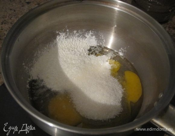 Пока тесто охлаждается, готовим крем. В кастрюльке смешать яйцо, сахар и крахмал.