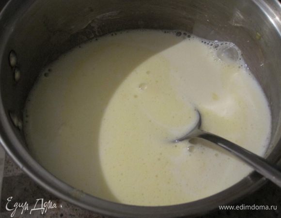 Добавить молоко и еще раз хорошенько перемешать, чтобы не было комочков.