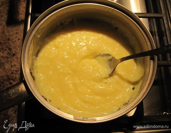 Поставить кастрюльку на сильный огонь и при постоянном помешивании довести крем до кипения. Кипятить 2 минуты и снять с огня.