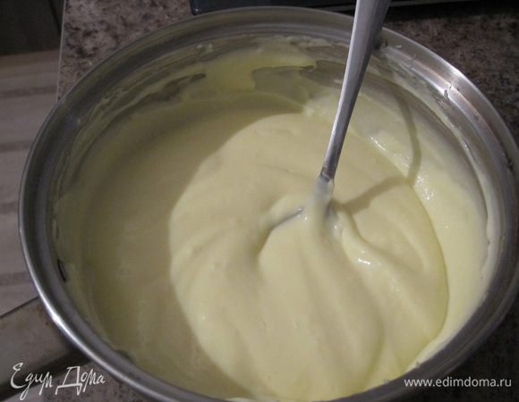 Крем получается достаточно густым. Накрыть кастрюльку крышкой и охладить крем.