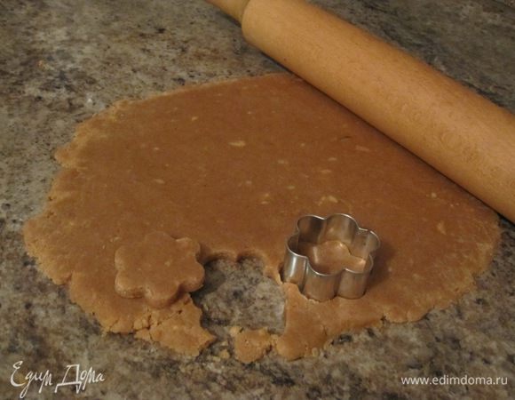 Охлажденное тесто раскатать в пласт (если готовить печенье-сэндвич, то пласт 3-5 мм, если обычное печенье, то пласт теста лучше сделать 8 мм) и вырезать формочками печенье.