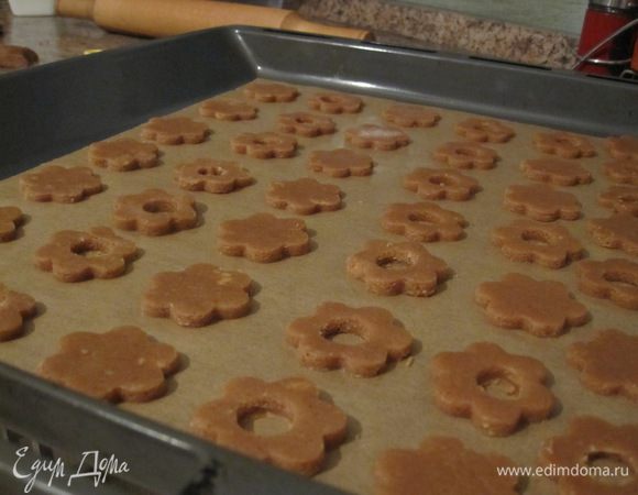 Печенье выложить на противень, застеленный пекарской бумагой. Выпекать в разогретой духовке 6-8 минут при температуре 190°C.
