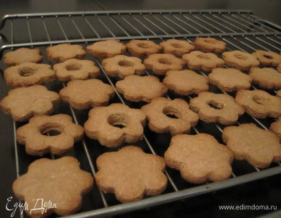 Дать печенью немного остыть на противне (сразу из духовки печенье очень мягкое и хрупкое), переложить на решетку до полного остывания.