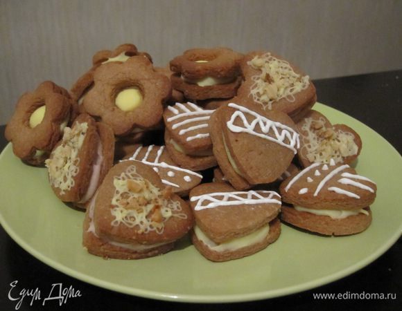 Верхнее печенье можно также украсить кремом и посыпать орехами. А можно из оставшегося от теста яичного белка приготовить глазурь и, проявив фантазию, расписать печенье. Готовое печенье охладить и подать к чаю!
Приятного чаепития!!
