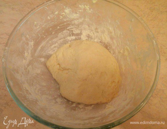 Получается приятное, пластичное тесто, скатать его в шар, завернуть в пленку и убрать в холодильник минут на 30. 
Можно и на более длительное время, я иногда с вечера готовлю тесто.
