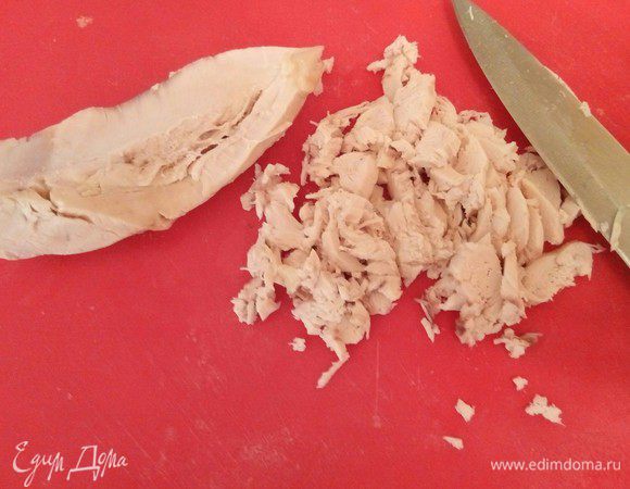 Теперь займемся приготовлением начинки. 
Предварительно отварное куриное филе мелко нарезать.