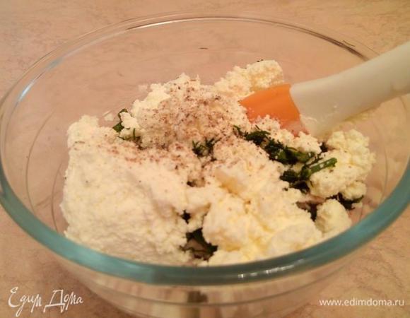 Добавить к филе творожный сыр, порубленную зелень (зелень берите по вашему вкусу, у меня только укроп) и свежемолотый перец. Если необходимо подсолите по вкусу.