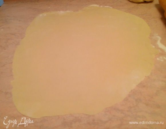 Теперь возвращаемся к нашему тесту и непосредственному приготовлению пирожков. Тесто разделить на 2 части и раскатать 2 пласта толщиной 3-4 мм.