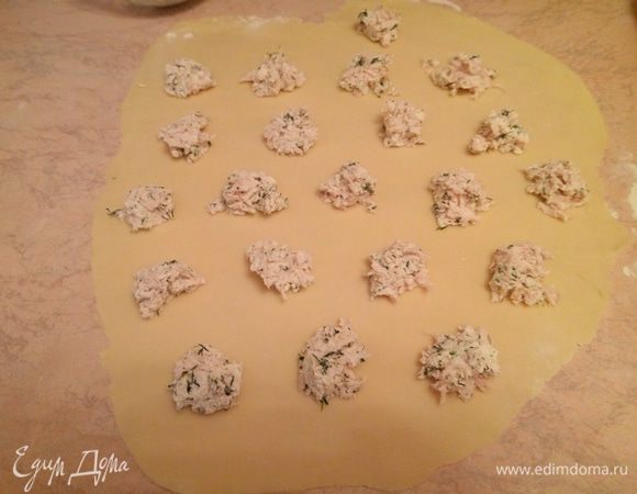 Чайной ложкой разложить начинку по пласту, оставляя достаточно места для вырезания пирожков.