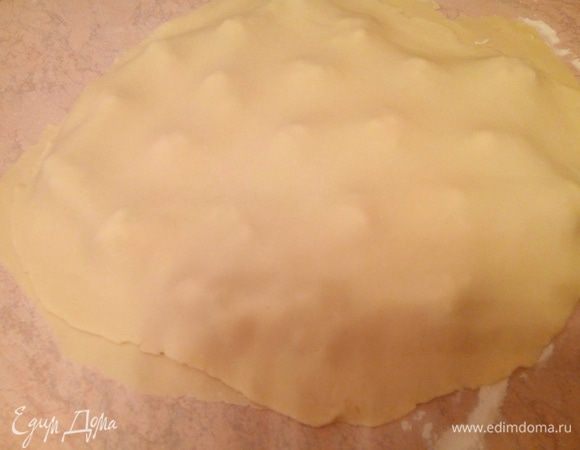 Сверху накрываем вторым пластом теста, немного поправляем руками, чтобы лучше видно было начинку.
