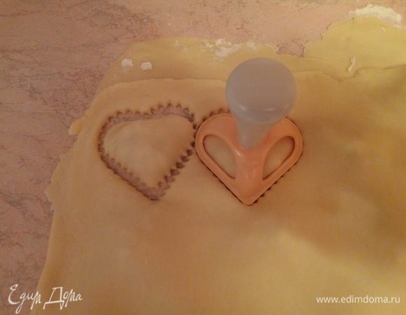 Теперь приступаем к непосредственному формированию пирожков. Я воспользовалась формочками для равиоли с зубчатым краем, можно формочками для печенья, можно стаканом, а можно нарезать квадратики и свернуть из них треугольнички. Обращаю внимание, что если будете использовать формы для печенья, стакан или будете готовить в форме треугольников, пройдитесь по краю вилкой, чтобы они не раскрылись.
