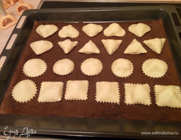 Укладываем на противень, застеленный бумагой, ковриком или посыпанный мукой. При выпечке пирожки в размере не увеличиваются, поэтому между изделиями нет необходимости оставлять много места.
По желанию можете перед выпечкой пирожки смазать смесью из крепко заваренного черного чая, нескольких сахаринок и желтка для придания им красивого золотистого цвета. 