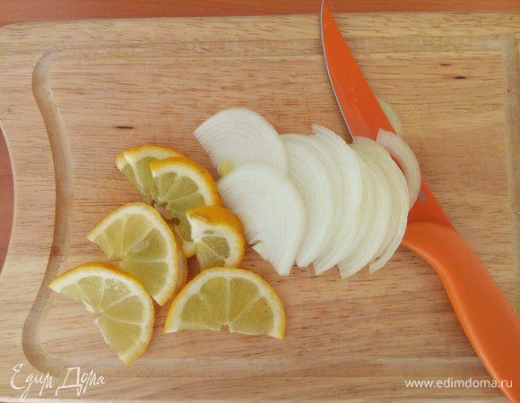 Лук нарезаем полукольцами. Половину лимона нарезаем полукруглыми дольками.
