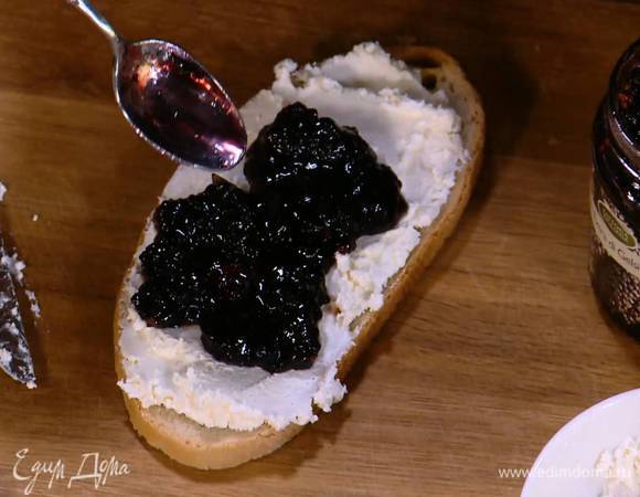 Хлеб смазать сливочным сыром, затем один кусок смазать ежевичным вареньем и сложить оба куска вместе начинкой внутрь.