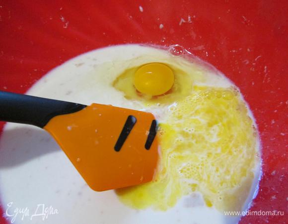 Остальное молоко подогреть до температуры, примерно 40°C. Вылить в миску для замеса теста. Ввести сахар, соль, яйца и молочно-дрожжевую смесь. Все хорошо перемешать.