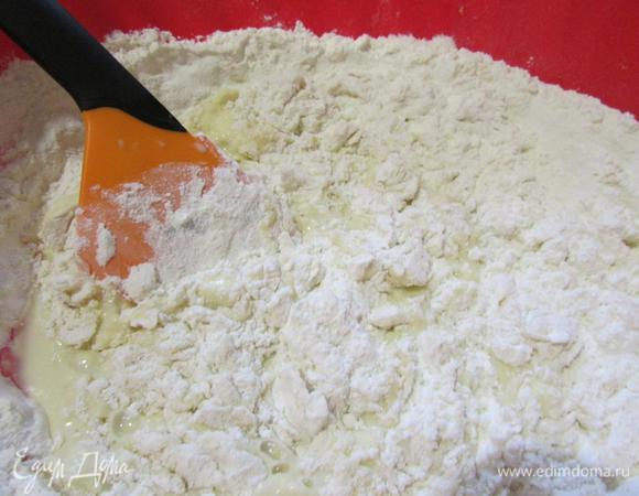 Добавить муку и замесить тесто.